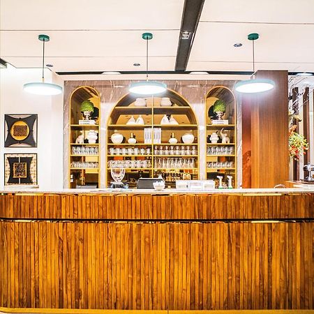 Alhambra Hotel Банда Ачех Екстериор снимка